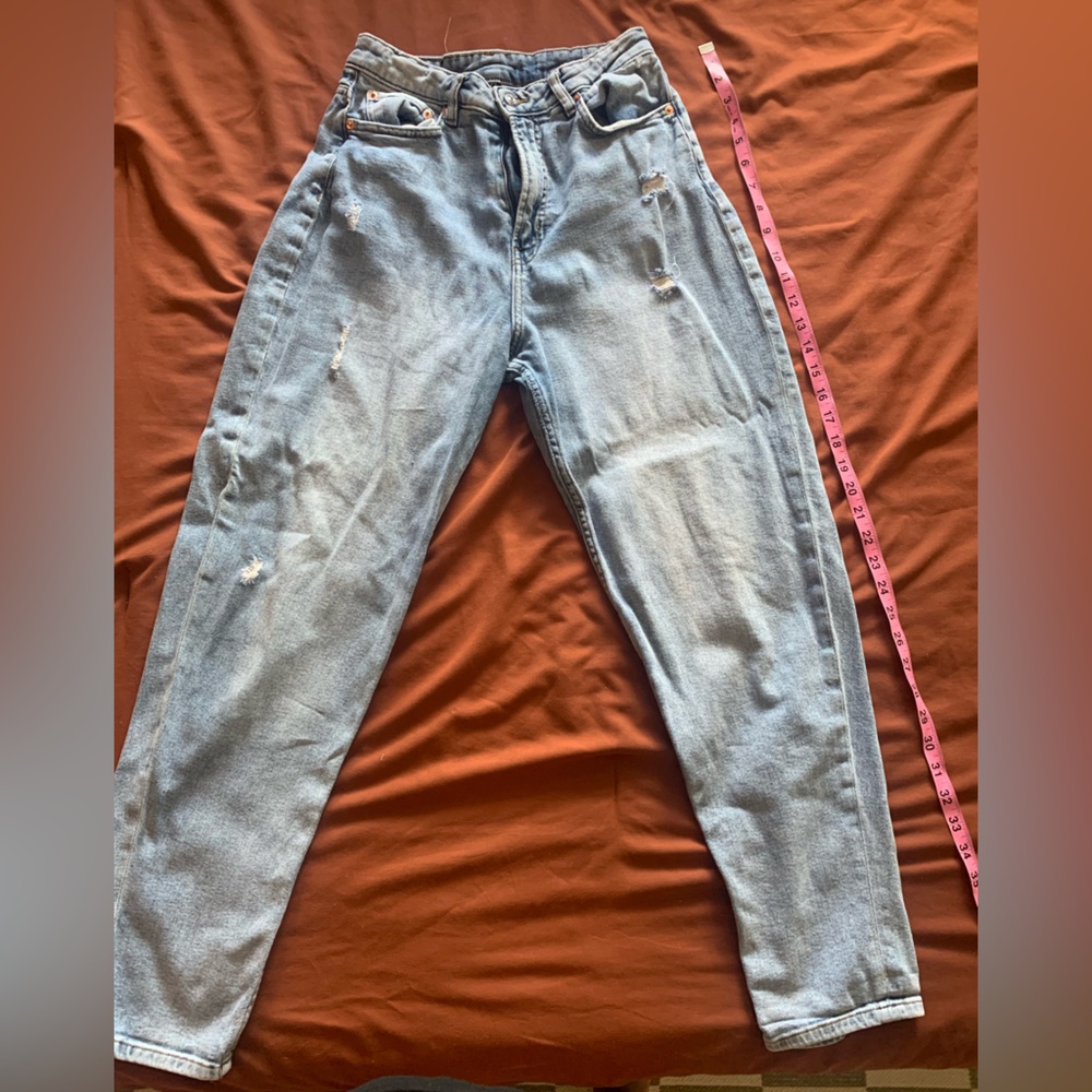 Distressed high waisted jeans